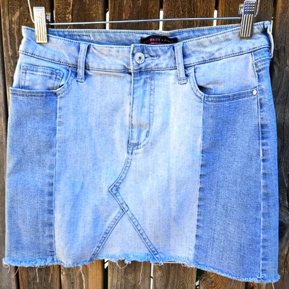 Celebrity Pink Denim Mini Skirt Womens Size 5/27 - Picture 2 of 16